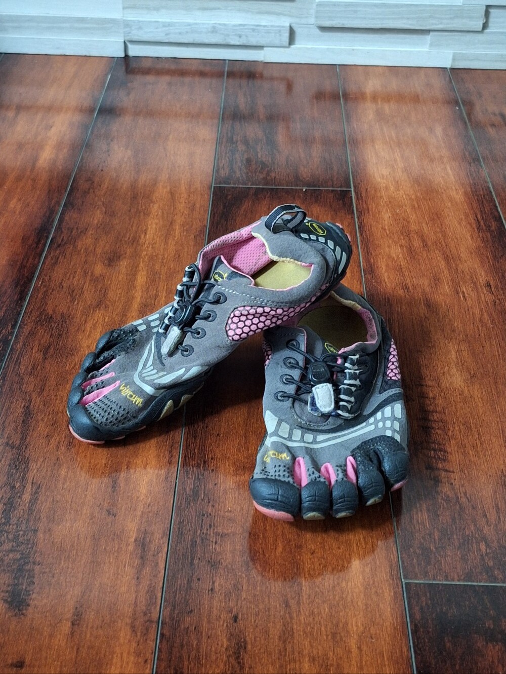 Vibram FiveFingers Minimalist Toe Shoes Women’s Size 6 Black Pink Athletic
